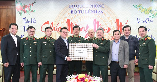 黎国明同志向网络空间作战司令部赠送春节礼物。