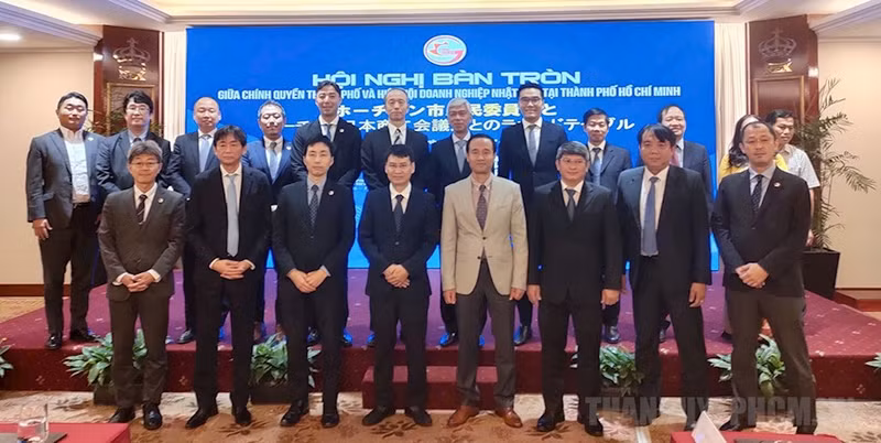 与会代表合影。（图片来源：hcmcpv.org.vn）