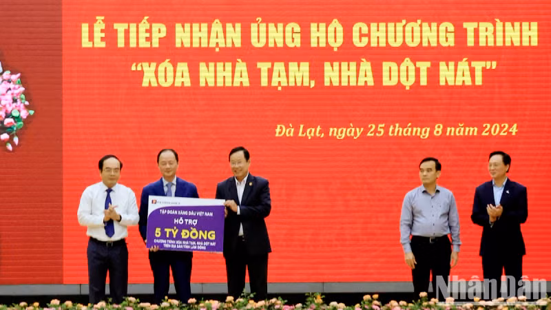 赞助商向林同省领导移交赞助资金。