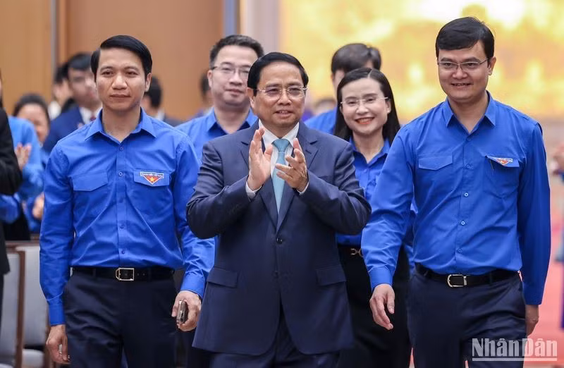 范明正总理与青年。