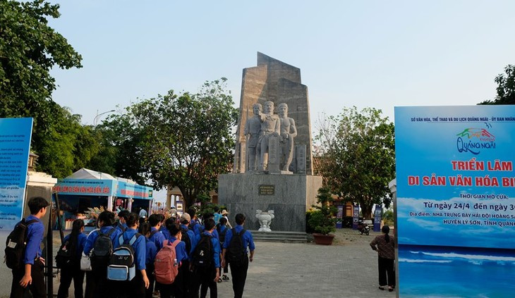 学生们前来参观展览。（图片来源：vovworld.vn）
