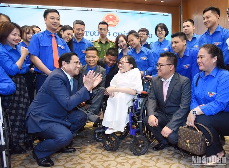 范明正总理会见残疾人代表。 范明正总理会见残疾人代表。