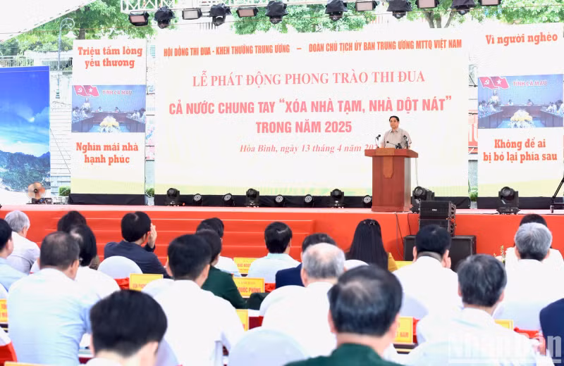 范明正总理发表讲话。