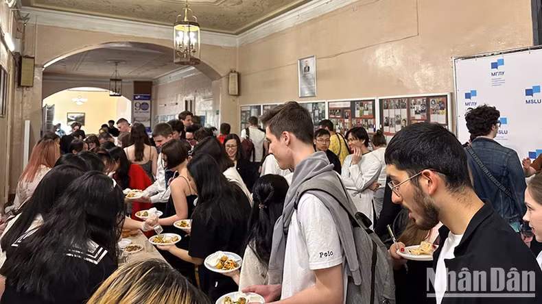 俄罗斯学生品尝越南美食。