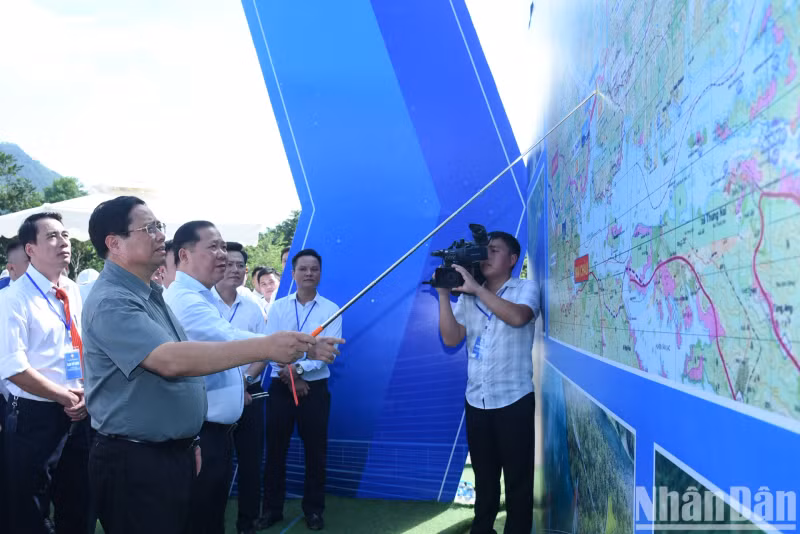 范明正总理检查和平—木州高速公路和平段项目施工情况。