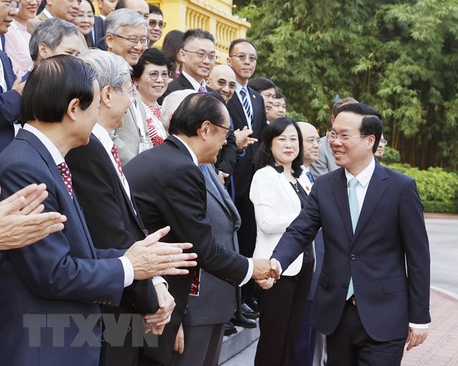 越南国家主席武文赏和各位顶尖心血管专家、学者。（图片来源：越通社）