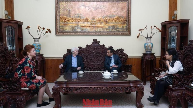 越南驻俄罗斯大使邓明魁会见叶夫盖尼·科比列夫先生和其女儿。