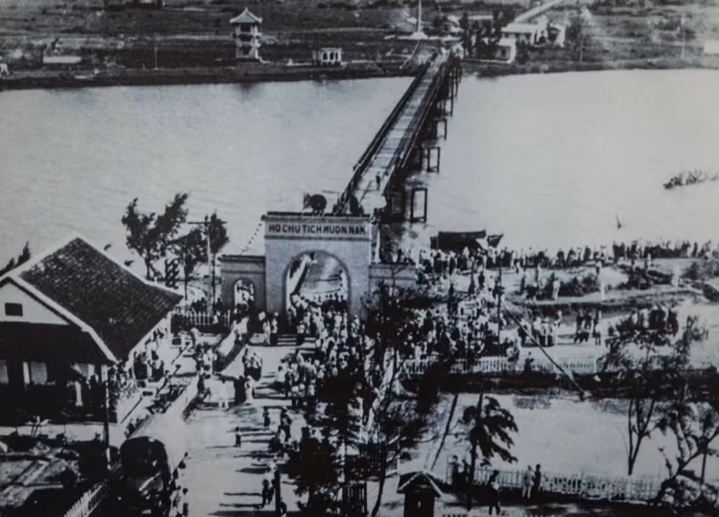 横过滨海河的贤良大桥，是越南南北方两方的暂时分界线。