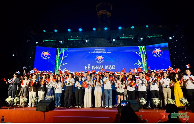 众多海外越南人前来参加2024年越南夏令营开营仪式。（图片来源：qdnd.vn）