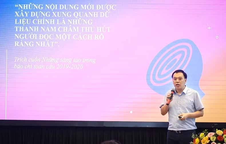 《人民报》记者在活动上介绍创新思想。