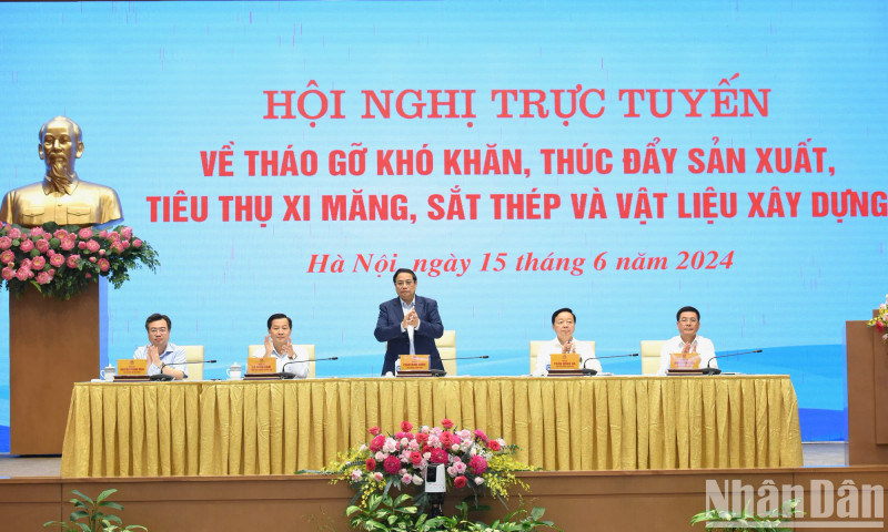 越南政府总理范明正主持会议。
