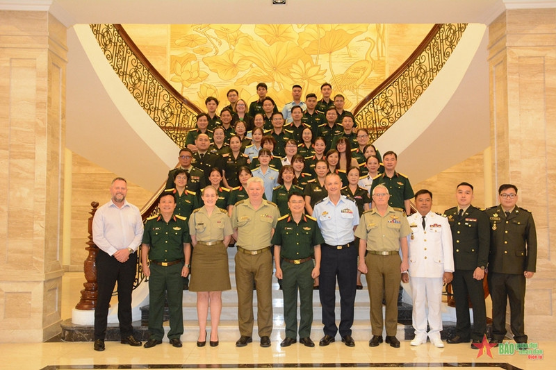 双方代表合影。（图片来源：人民军队报）