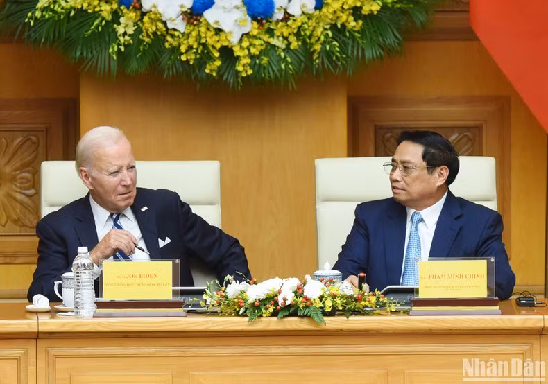 越南政府总理范明正和美国总统乔·拜登在越美投资与改革创新高级别会议上交流。