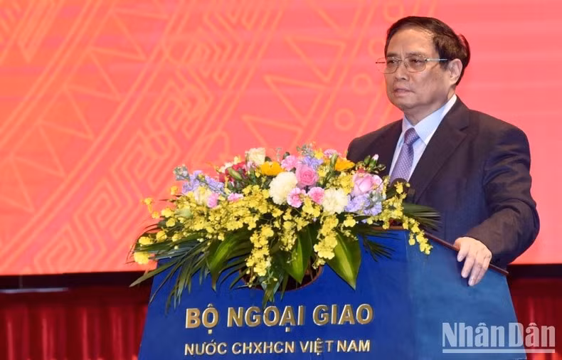 范明正总理指导会议。