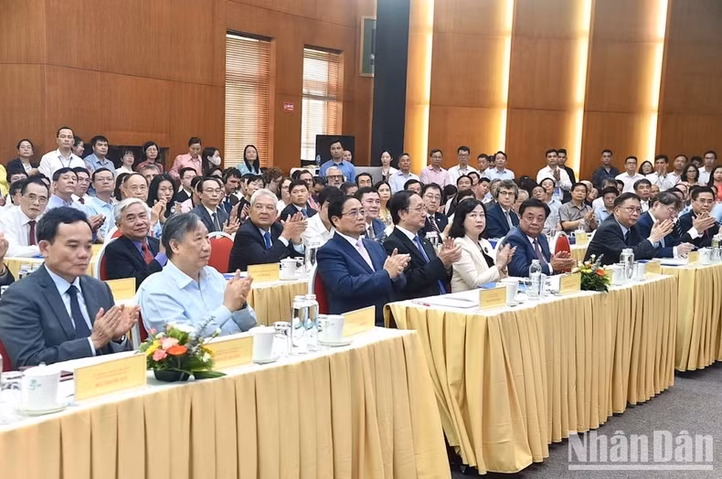 范明正总理和各位代表出席活动。