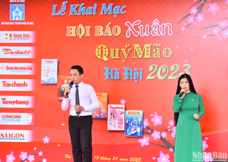 由河内广播电视台记者、编辑员演出的文艺节目。