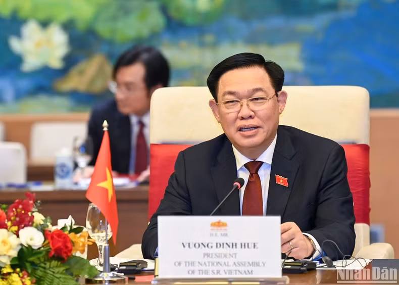 越南国会主席王廷惠在会见中发表讲话。