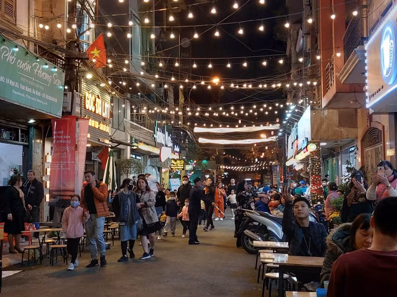 五社—玉岛夜市美食街和步行街吸引众多人的关注。