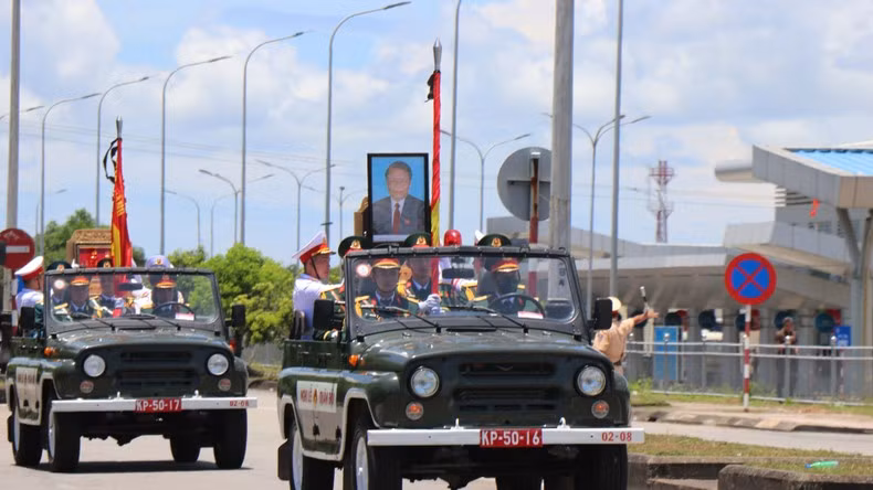 仪式结束后，灵车从朱莱机场出发，驶上山城县山义乡1A公路，护送原国家主席陈德良灵柩前往他故乡——德普市普庆乡。