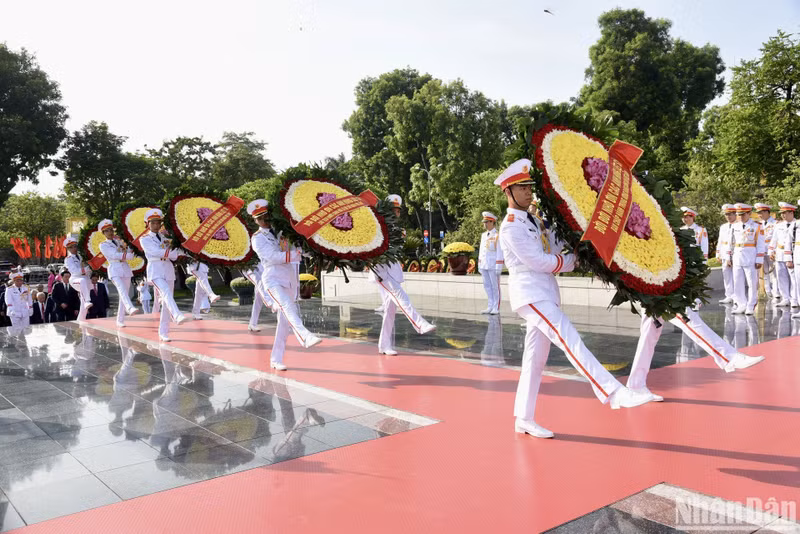 越南党和国家领导前往河内市北山街英雄烈士纪念碑敬上鲜花。