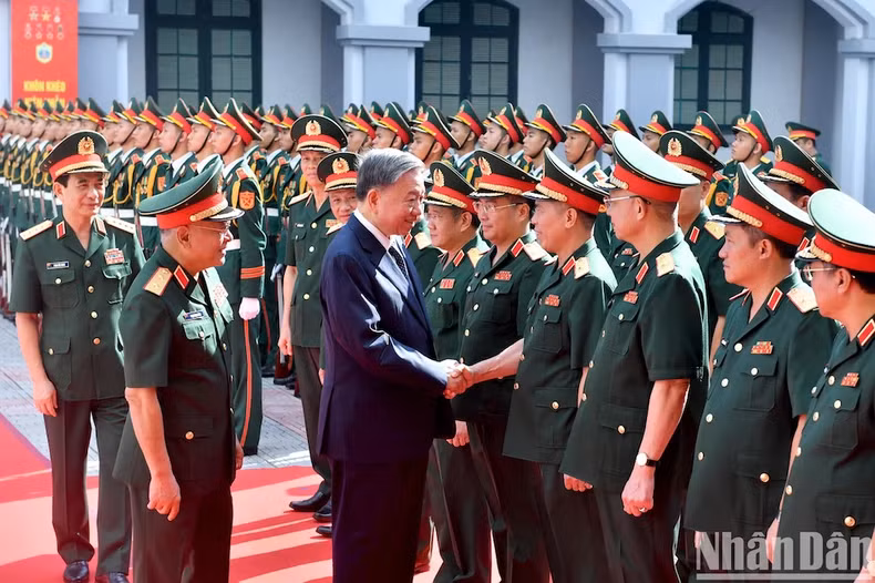越共中央总书记、国家主席苏林和越南国防部第二总局干部。