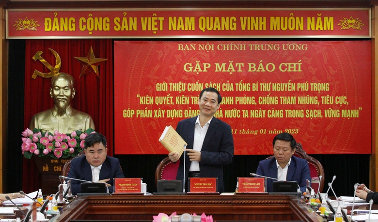 关于越共中央总书记、中央反腐败指导委员会主任阮富仲《坚决打好反腐败斗争战 为党风廉政建设作出贡献》一书的新闻发布会。（图片来源：CPV）