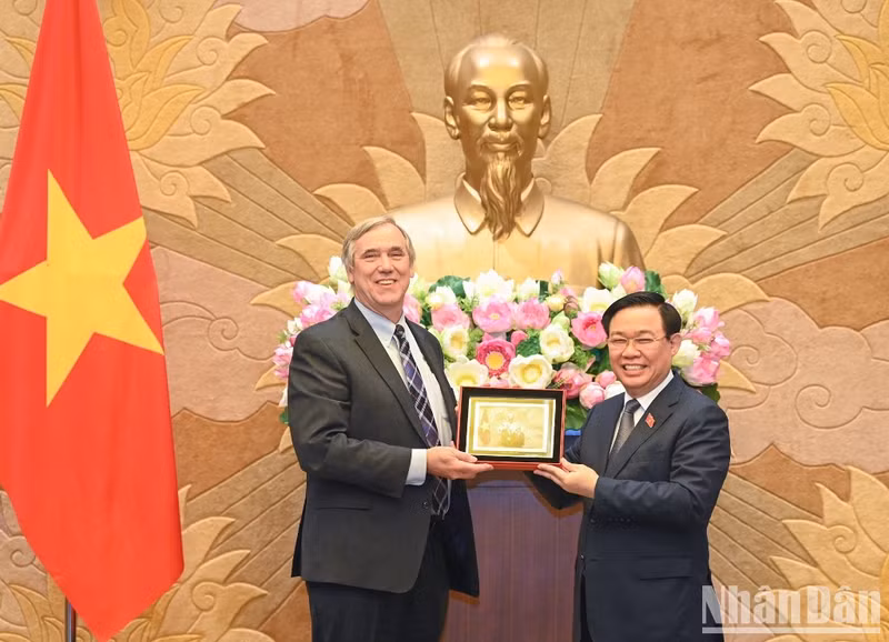 国会主席王廷惠向美国参议员杰夫默克利赠送纪念品。