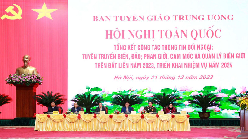 各位代表主持会议。（图片来源：越通社）