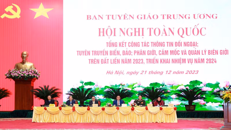 各位代表主持会议。（图片来源：越通社）