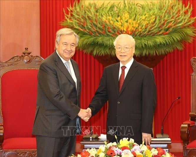 越共中央总书记阮富仲会见联合国秘书长安东尼奥·古特雷斯。（图片来源：越通社）
