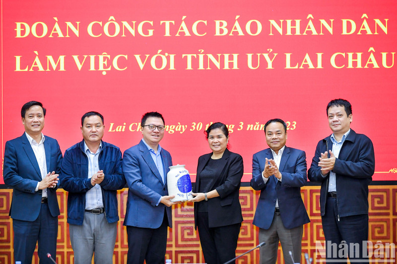 《人民报》社工作代表团向莱州省省委赠送纪念品。