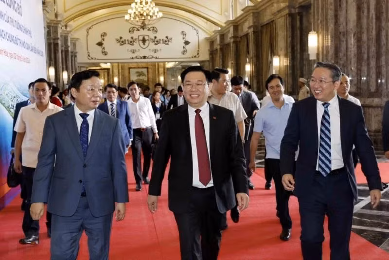 国会主席王廷惠，越南政府副总理陈红河，庆和省省委数据阮海宁出席仪式。（图片来源：越通社）