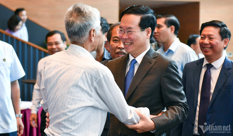 越南国家主席武文赏和各位作家、诗人。（图片来源：vietnam.net）