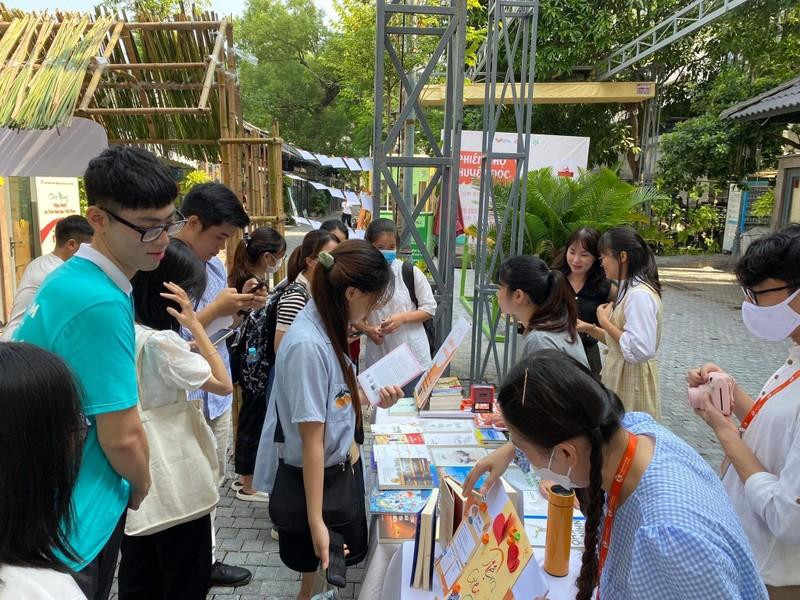 河内书街吸引众多青少年的关注。