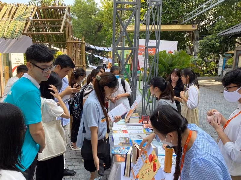 河内书街吸引众多青少年的关注。