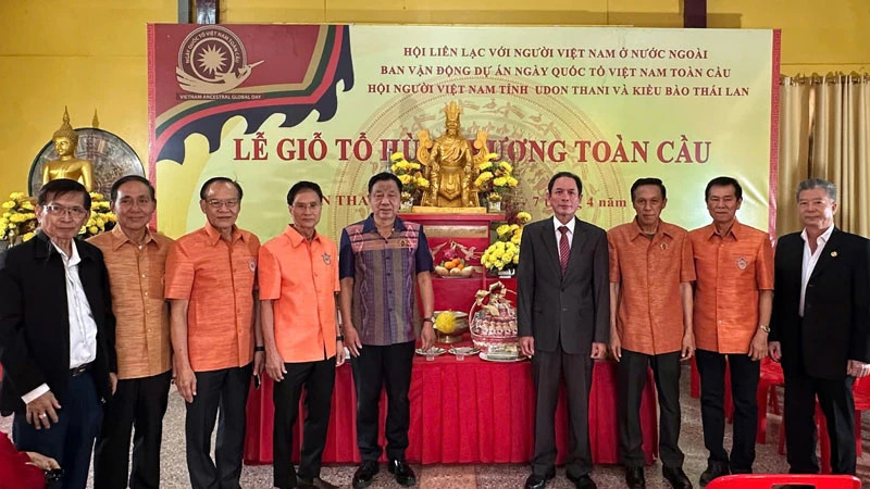 出席在乌隆府举行的雄王祭祖仪式的各位代表合影。