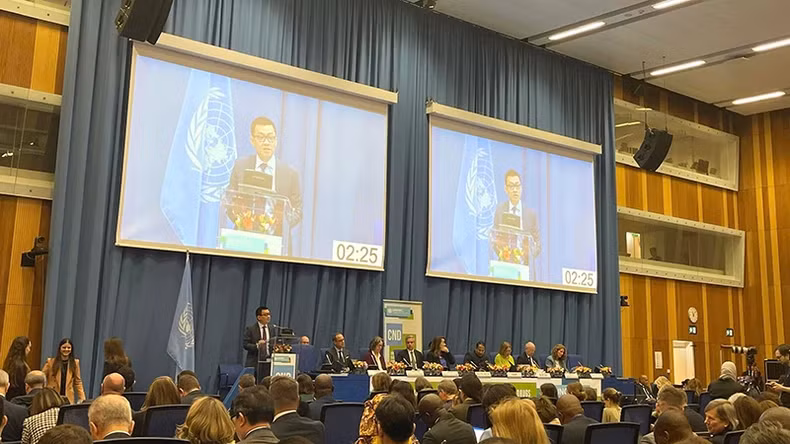 武黎泰黄大使发表讲话。