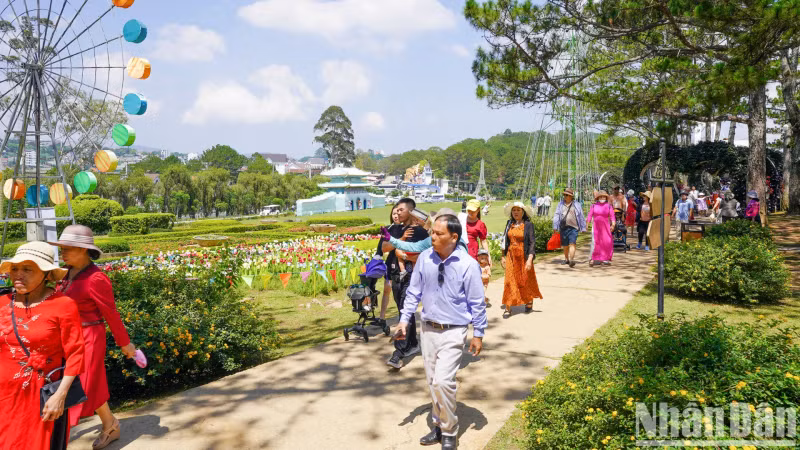 各旅游景点接待大量游客。