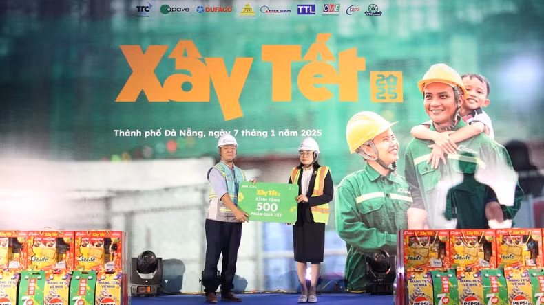 “2025年共筑春节”项目还向岘港市工人、劳动者赠送500份礼物。