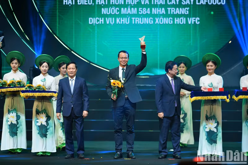 农业与农村发展部部长黎明欢向获得“国家品牌”产品的企业代表给予表彰。