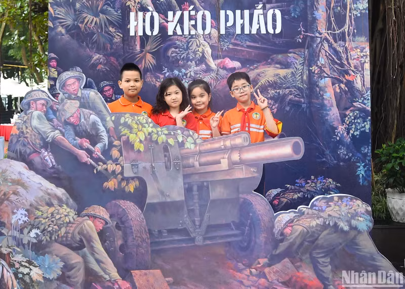 学生们拍纪念章。