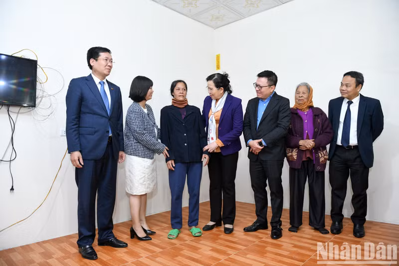 各位代表走访慰问平陆县橙剂受害者。