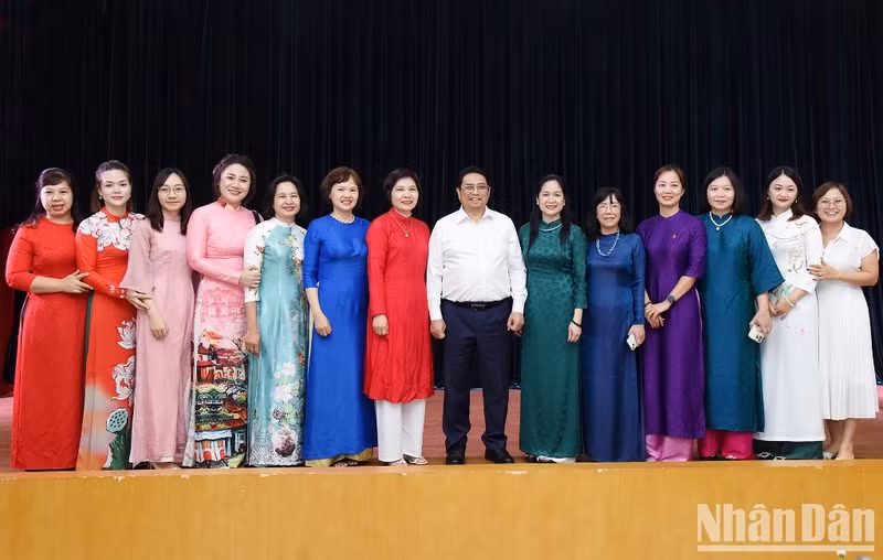 范明正总理与各位女新闻工作者。
