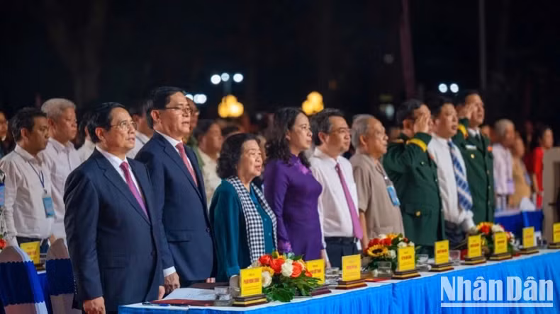 范明正总理和各位代表在活动上向国旗敬礼。