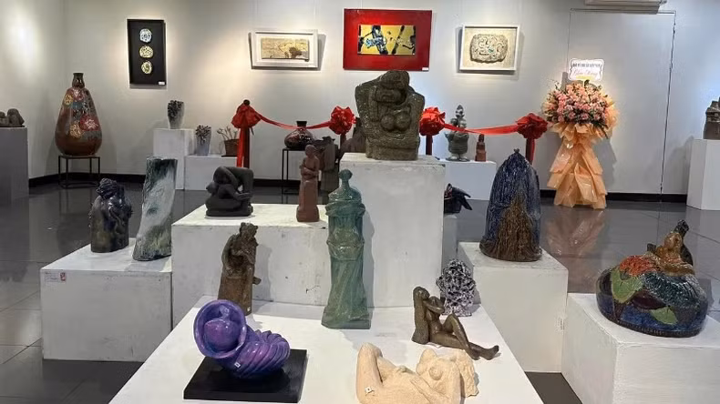 此展展出的作品种类丰富，从陶瓷雕塑、陶瓷绘画到应用陶瓷。