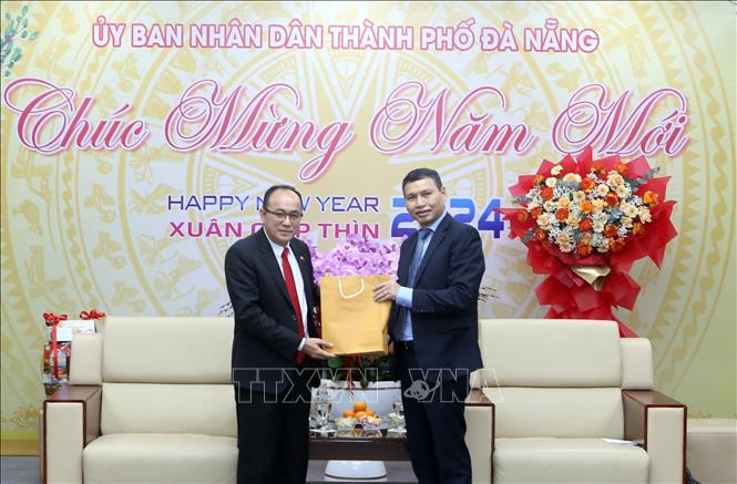岘港市人民委员会副主席黎光南和老挝沙湾拿省委委员、副省长凌彤·森塔婉。（图片来源：越通社）