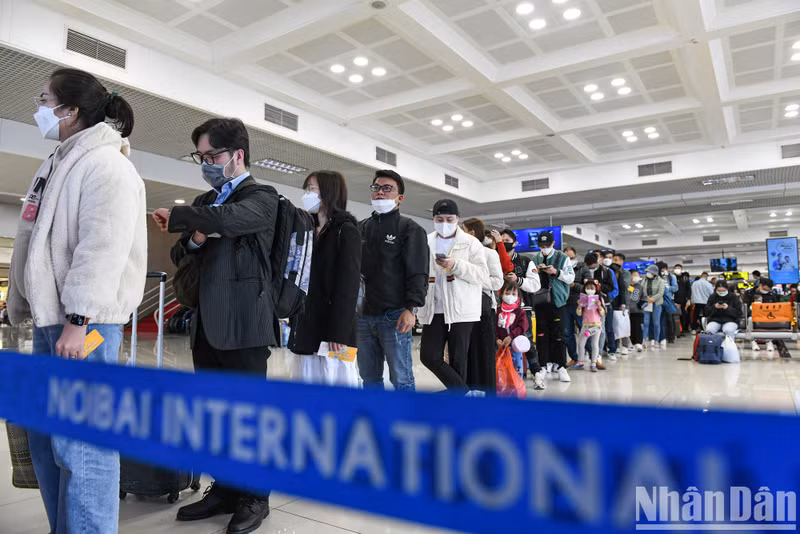 乘客准备登机。