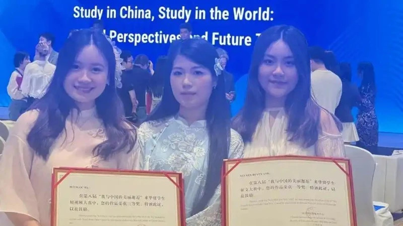 北京师范大学越南留学生阮玄英（右）荣获奖项。