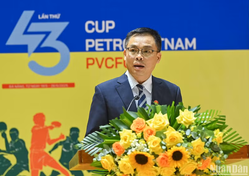 金瓯石油肥料股份公司营销副总监邓友胜发表讲话。