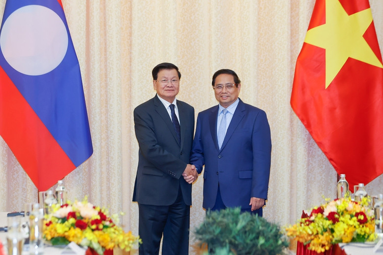 越南政府总理范明正会见老挝人民革命党中央委员会总书记、国家主席通伦·西苏里。（图片来源：baochinhphu.vn）